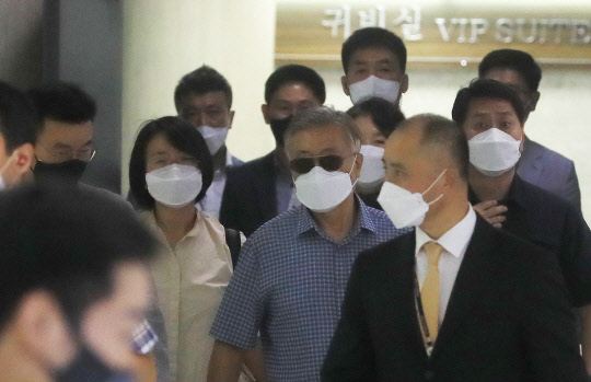 1일 오후 여름 휴가차 제주공항에 도착한 문재인 전 대통령과 부인 김정숙 여사. 문 전 대통령은 1주일간 제주에 머물며 휴양할 예정인 것으로 알려졌다. <연합뉴스>